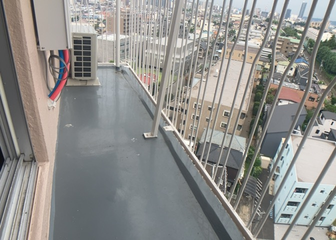 バルコニーは、室外の専用スペースのうち、「屋根がなく開放された空間」であるものを指します。ベランダより広いタイプのものが多く、日当たりもよいため家庭菜園などを楽しみたい人にとって適した環境となります。
