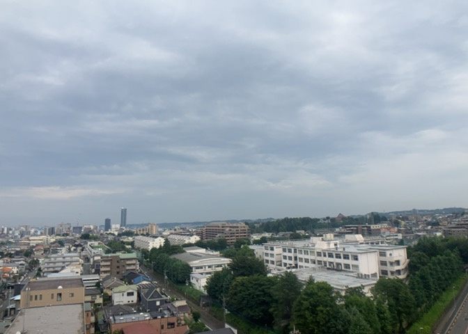 眺望の良さを楽しめるダイニングキッチンで家族団らんの時間を過ごしてはいかがでしょうか。バルコニーから見える景色を家族で眺める時間は、時間が経つのを忘れてしまいそうですね。是非、現地を見に行きましょう！
