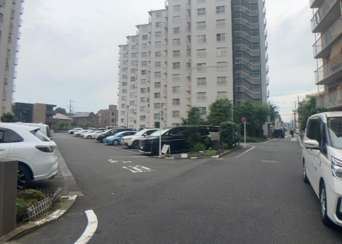 車一台あたりに必要なスペースは、標準サイズの普通自動車で横幅2m50cm、長さ5mは必要になります。ただし、乗降のことも考慮して横幅3m30cm、長さ5m50cmほどは確保できるところを選びましょう。