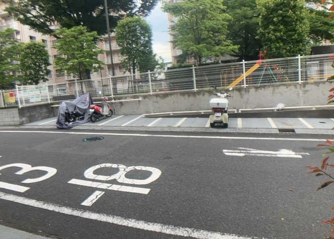 マンションの駐輪場は、事前に空きがあるか確認を取ると安心です。せっかく入居したのに駐輪スペースがない！なんてことになったら大変ですよね。そこで、内見時や購入前にはまず事前に確認しておくと良いでしょう。