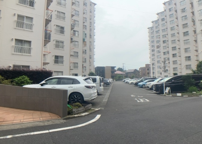 駐車場と明記されていても、最小スペースでつくられた駐車場だと大型車は駐車できなかったり、出入りしにくくなったりする可能性があります。お車のサイズと購入したい物件の駐車場のサイズを現地で確認しましょう。