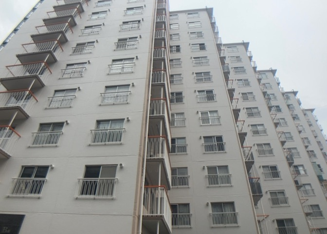中庭（パティオ）とは、一つの建築物の内部に設けられた、壁などで囲われている庭のことを指します。コの字型、ロの字型が主流ですが、L字型の中庭もあります。最近では、インテリア性の高さからも人気があります。
