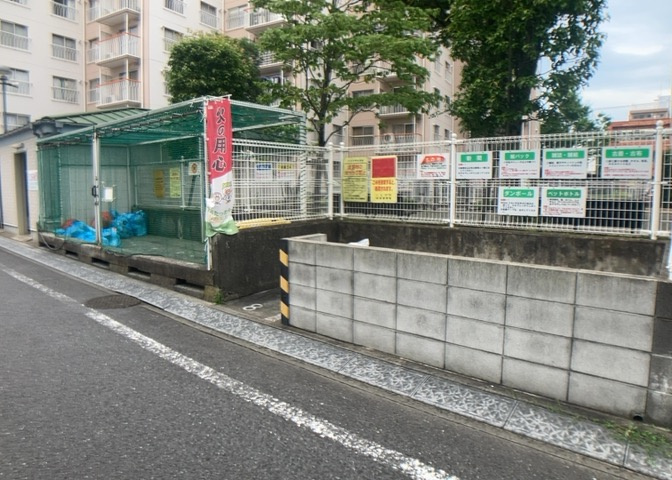 共有部分は、住民なら誰もが使える設備のこと。例えば駐車場やエレベーター、インターネット設備、セキュリティ設備などがあります。他にも、マンションの廊下・外部階段やエントランス・ゴミ置き場などがあります。
