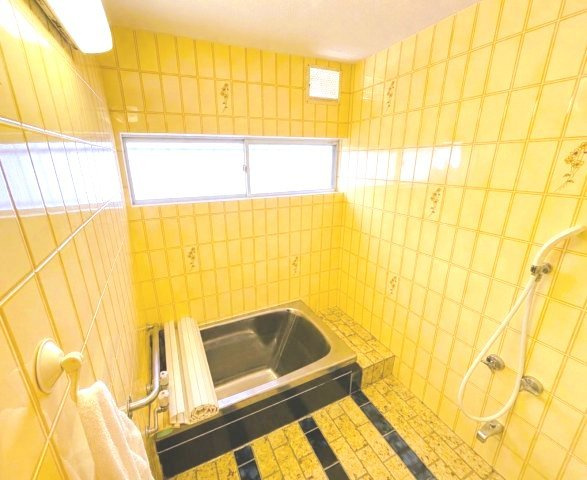 ゆっくり入浴できるバスルーム　※一部AI加工により小物を削除しています