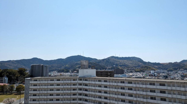 澄み渡る青空と四季折々の山並みを楽しめる開放的なロケーション。