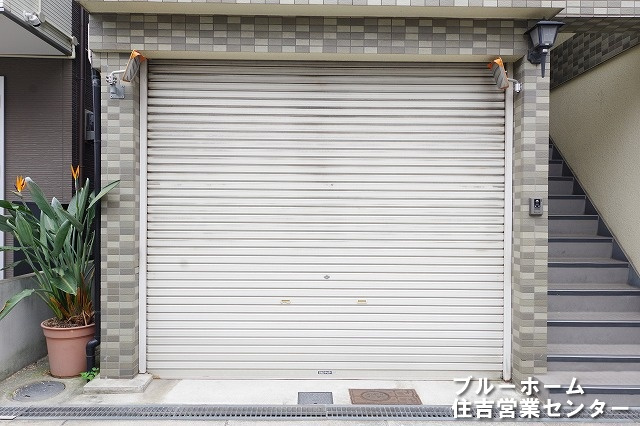 シャッター付きの敷地内駐車場がございます！