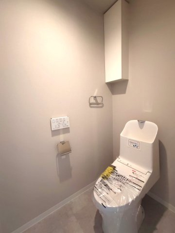 落ち着いた色調のトイレです