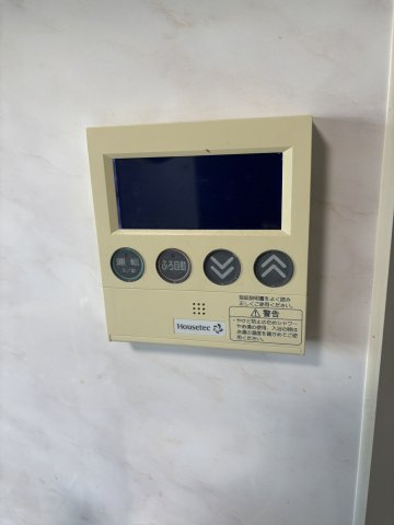 給湯リモコンです。キッチンにいながら、お湯張、追い焚きの操作が出来て助かりますね。