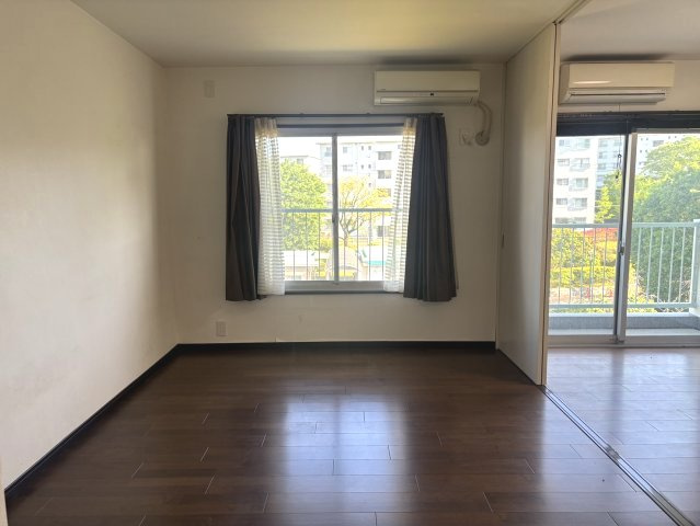 引戸を引き込むことでダイニングキッチンと一体の広々空間として利用可能な間取となっております。