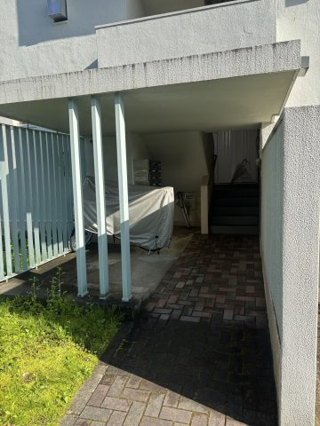 ベビーカーや傘をたたむとき、屋根があるスペース助かります。