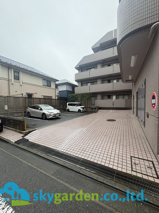 車をお持ちの方に嬉しい駐車場付きの物件です