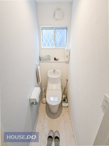 窓付きのトイレスペース。換気環境も良好です。