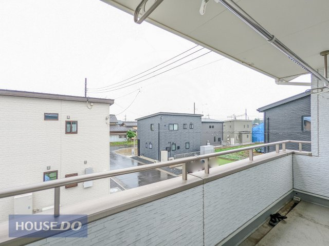 バルコニーからの景色。十分な間隔が確保されております。