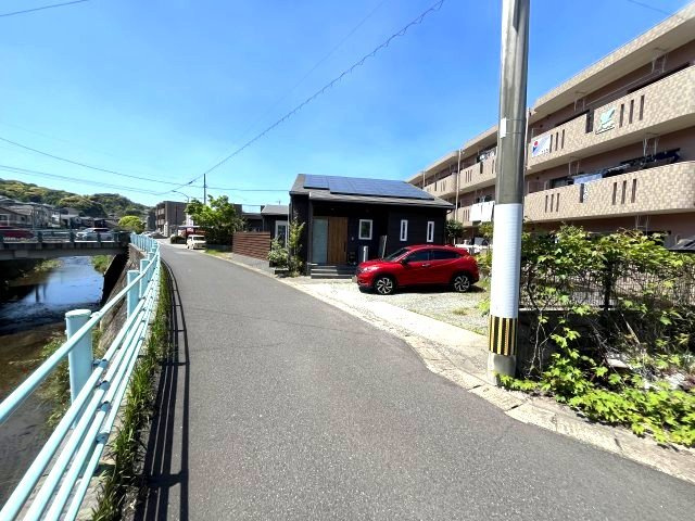 駐車場は並列2台。前面道路が約5ｍ程あるため走行良好♪