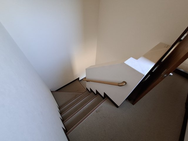 手すりがあり、階段も安心です！　