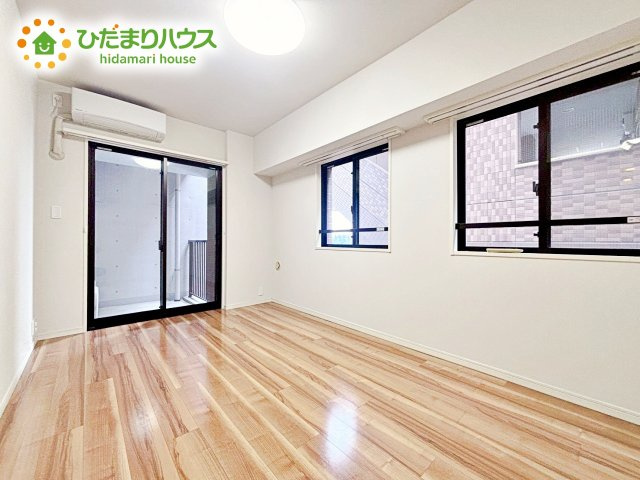 バルコニーに面していて、たっぷり光りの入る明るい主寝室です！