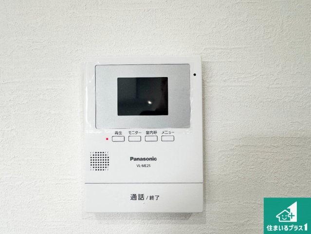 カラーモニターインターホン！声だけでなく来訪者の姿や顔がモニターで確認できるので、小さなお子様がいらっしゃるご家庭でも安心できます！