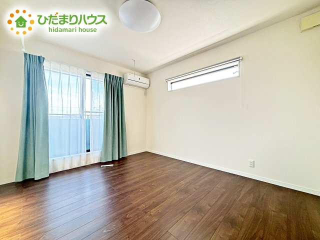 バルコニーに面していて、たっぷり光りの入る明るい主寝室です！