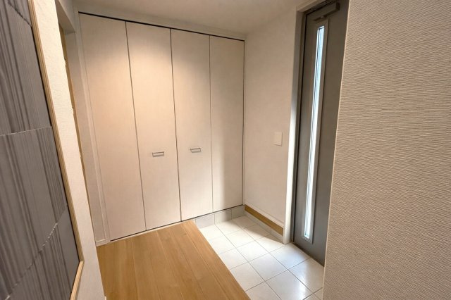 大容量の収納スペースを備えた玄関は、家族全員の靴やアウトドア用品までしっかり収納可能です。可動棚タイプで高さ調整ができるため、ブーツや長物も無理なく収まります。玄関周りをすっきりと片付きます。