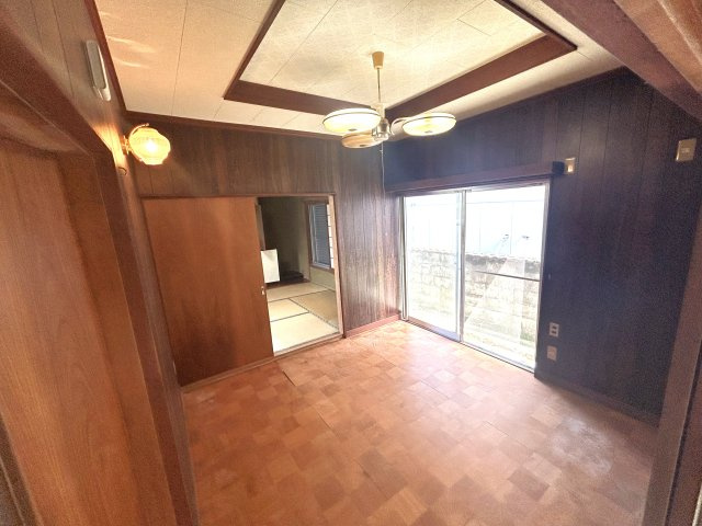 温かみのある床のデザインが、落ち着く明るい洋室。