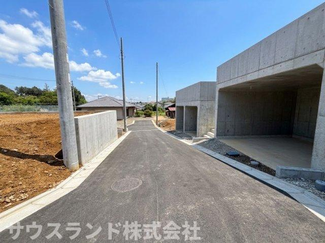 ゆるやかな勾配の前面道路は見通しが良く車の運転もしやすい安心の設計です！ひらけた環境のため各お住まいへの風通しや採光もしっかりと確保できます。気持ちの良い風を感じながらご家族で快適に暮らせます！