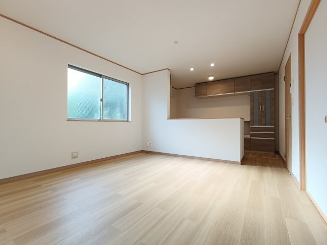 【LDK　14.0帖】　別アングルから見ても開放感のある広々としたリビングダイニングです。
