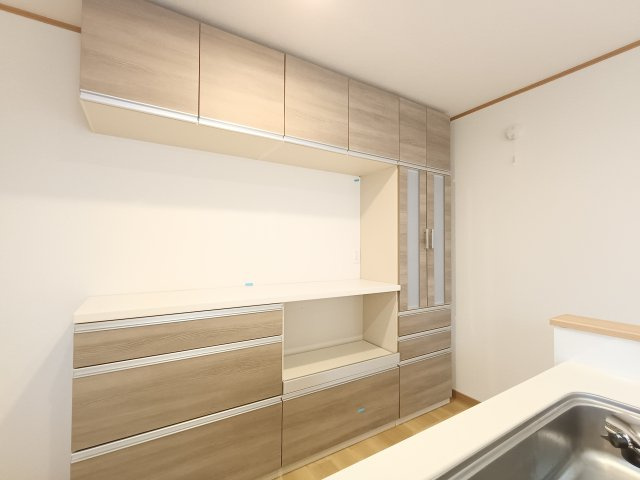 【キッチン収納】　調理器具や食材をたっぷり収納でき、キッチンまわりがすっきり片付きます。