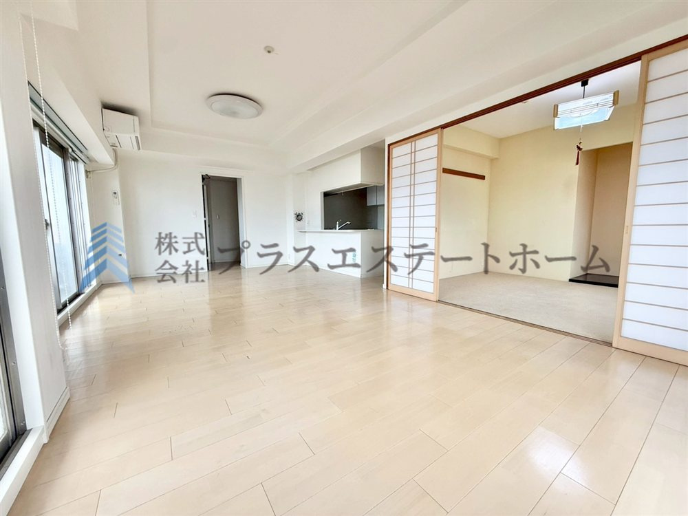 リビングは広々とした空間で家族や友人との時間を楽しむのにぴったりです♪快適な居住空間を提供します♪