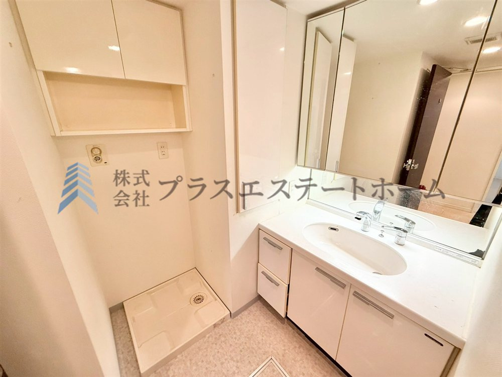 朝の準備が楽にできる独立洗面台です♪身支度やお風呂上がり、寝る前の準備などの際に嬉しい大きな鏡付きです♪