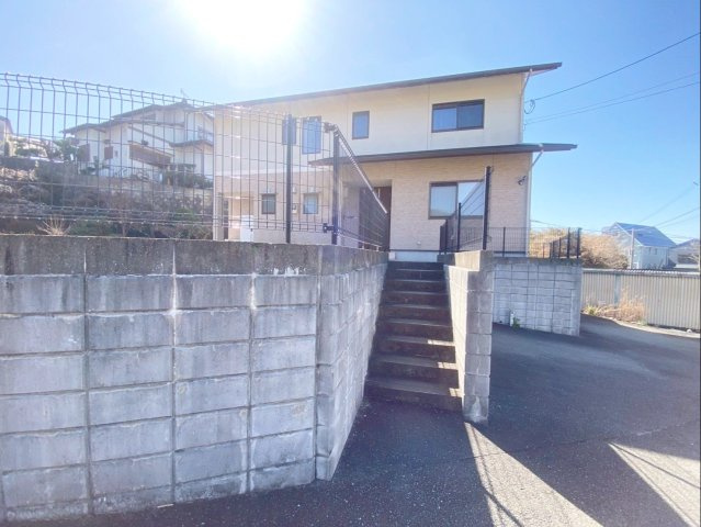 階段を上がった先にあるプライバシー性の高い住まいです！