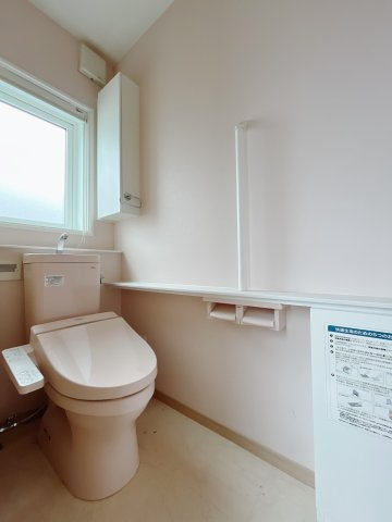 ■トイレ｜窓付きのトイレをご用意しています。棚付きなので、写真なども置けますね♪