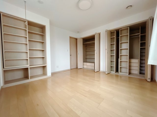 ■主寝室｜ベッドやテレビなどの大き目の家具を置いても余裕のある広々主寝室です♪家事やお仕事にお疲れなパパ・ママがゆっくりと過ごせる空間です