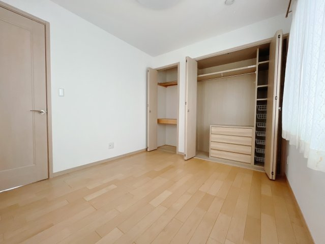 ■2階洋室｜お子様の一人部屋にピッタリな洋室。木のぬくもりを感じるフローリングは、天然木の味わいが時とともに深みを増していきます。また、傷にも強く、フリーワックスでお手入れもラクラクです♪