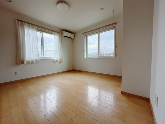 ■2階洋室｜ナチュラルカラーの床です。模様替えなどとても楽しく工夫できます♪陽当たり、風通しもとても良いので毎日快適な生活スタートです！子供部屋にも良いですね♪