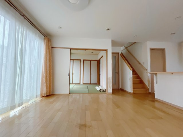■リビング｜陽当たり良好のリビングダイニング♪賃貸では叶わなかった、お友達とのホームパーティや大音量で映画やテレビを楽しむことができます(*^^*)