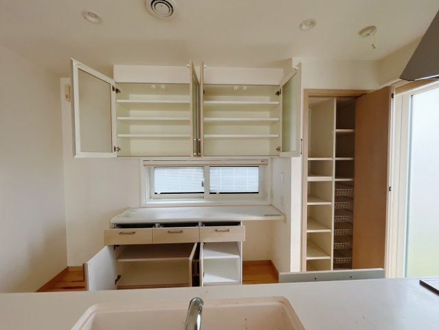 ■キッチン｜大きなお鍋や調理用具のも出し入れラクラクな収納がたっぷり！毎日使う場所だからこそ、無理のない姿勢で作業できるのは嬉しいポイントですね(*＾＾*)♪