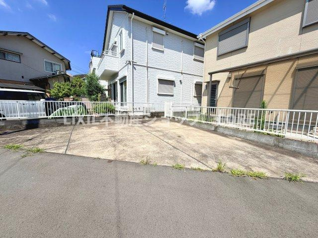ゆったりとした駐車スペースがございますので、大きめのお車でも駐車可能です。