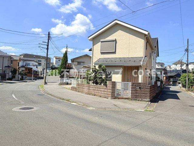 前面道路は広々12ｍ以上！隣接地わずか1つなので、開放的な立地になります。