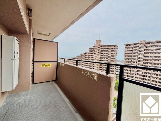 南東向きバルコニーで陽当たり、風通し良好。広々としているため、お洗濯物をたっぷりと干す事ができます。