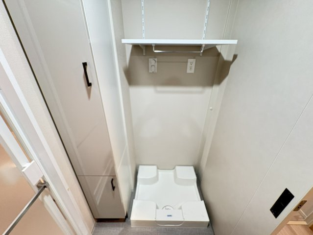 防水パンを備え、上部には棚とハンガーパイプが設置されています。洗剤やタオルなどのランドリー用品をまとめて置きやすく、限られたスペースを有効活用できる便利な設計。洗面室内で家事動線もスムーズです。