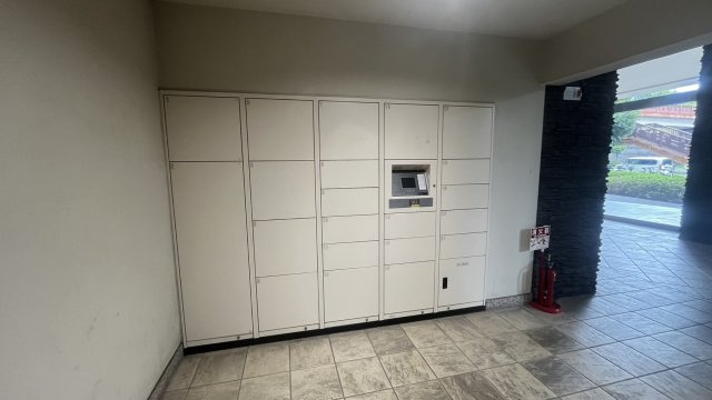共用部分には宅配ボックスが設置されており不在時でも荷物を受け取りやすい便利な設備です。大小さまざまなサイズのボックスが用意されネットショッピングを利用する機会が多い方にも嬉しいポイントになります。