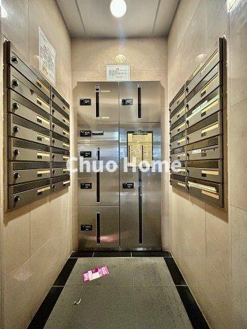 【宅配ボックス】在宅時・不在時に関わらず、居住者の代わりに非対面で宅配物を受け取ってくれる便利な設備です。わかりやすくご説明致しますので見学時にはお部屋だけではなく共用部分もぜひチェックしてください。