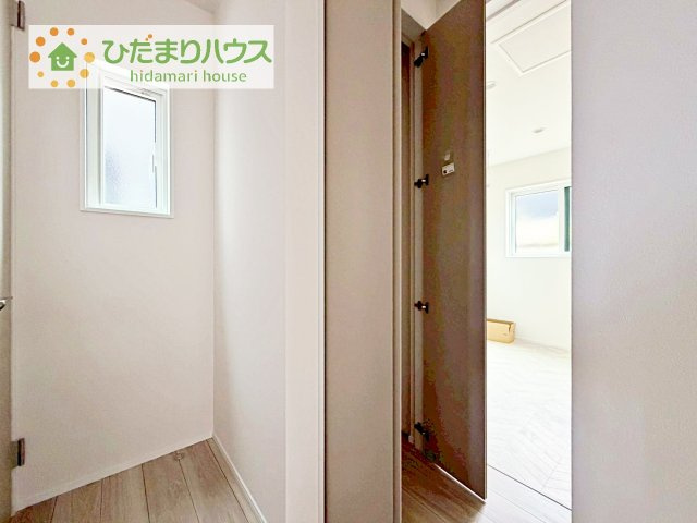 便利な廊下収納があるので掃除機や買いだめする洗面所用品はもちろん、箱買いしたペットボトルまでしまえます(^^)