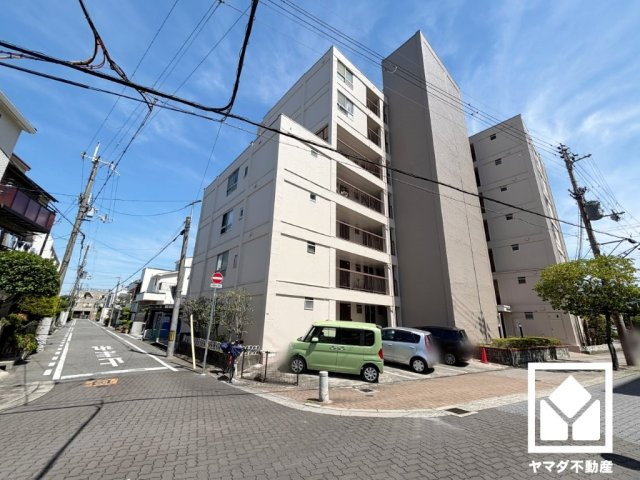 「ローソン武庫之荘四丁目店」まで徒歩3分、「コープ武庫之荘」まで徒歩6分、「フレスコ武庫之荘店」まで徒歩7分など、お買い物施設が徒歩圏内に複数あり便利な住環境です。