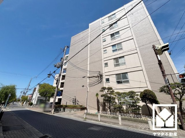 収納付きでスッキリお使い頂ける洗面台がございます。洗面ボウルが広めなので、忙しい朝でも身支度がしやすく時短になります。