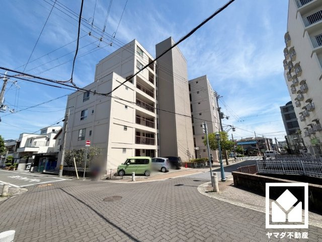 東側バルコニーのため、朝日が気持ちよく入り爽やかな一日を始められます。植物のプランターを置いてガーデニングなどをお楽しみ頂くこともできる専用庭付きです。