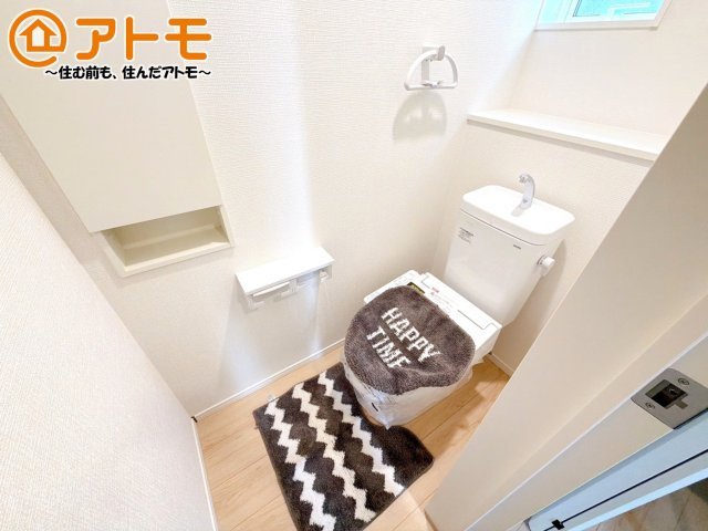 窓があり換気もすぐにできる、清潔感のあるトイレです♪