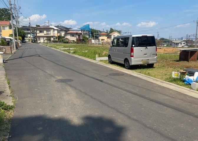 土地の面積＝住宅面積ではありません。建ぺい率の問題などで、土地のある場所によって住宅を建てられる面積は限られています。高さもしかり、「土地」という言葉の中には、建築条件も含まれると考えておきましょう。