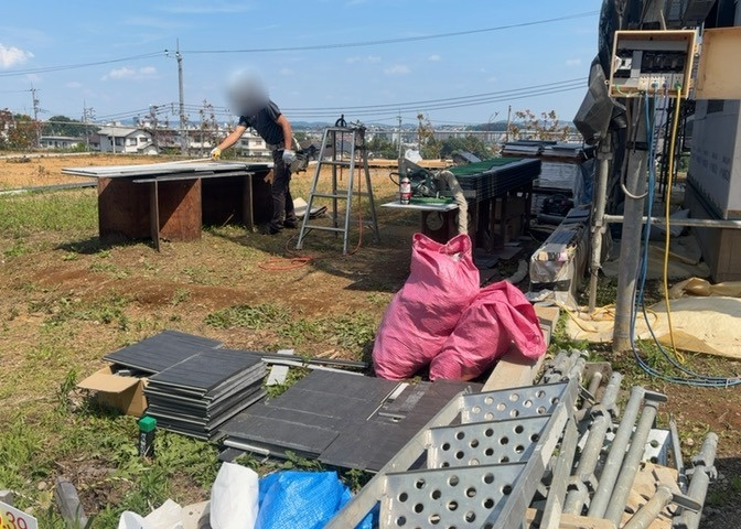 家を建てる場合、方位は要チェックです。現実的に日当たりのよい家ならばリビングは南側、建築基準法でも北側に当たる家への配慮は求められています。土地を見学に行く際は、方位磁針を持って行くようにしましょう。