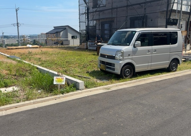 現地に行くなら、物件の周囲の地形がどうなっているかを見ることも大切です。周辺より低くなっている土地では、大雨などで水が集まりやすいため、地盤が弱くなっているということも考えられるため、注意が必要です。
